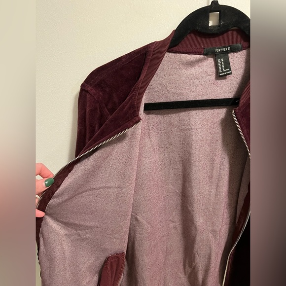 Forever 21 maroon velour thin bomber jacket. Size M - Picture 3 of 5